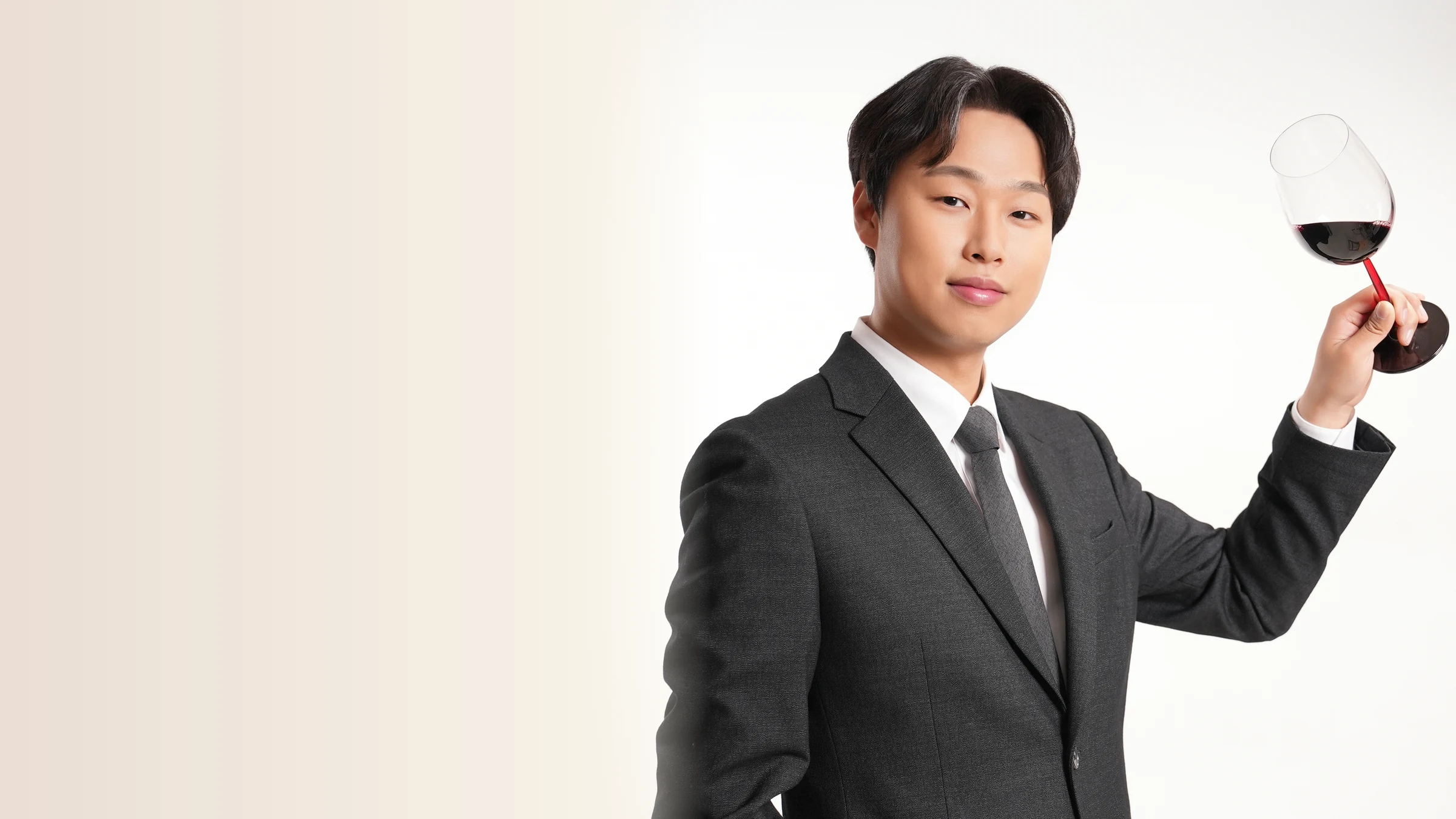 와인 잔을 들고 있는 박힘찬 소믈리에