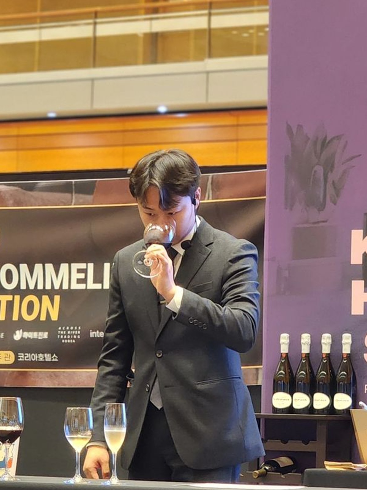 코리아호텔소믈리에대회에서 블라인드 테이스팅 중인 박힘찬 소믈리에